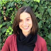 Doutora em Ciências, fluente em inglês e francês